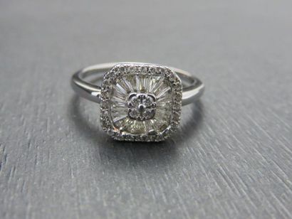 Bague or gris 750 millièmes agrémentée au...