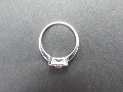 Bague or gris 750 millièmes agrémentée au...