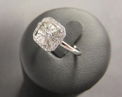 Bague or gris 750 millièmes agrémentée au...