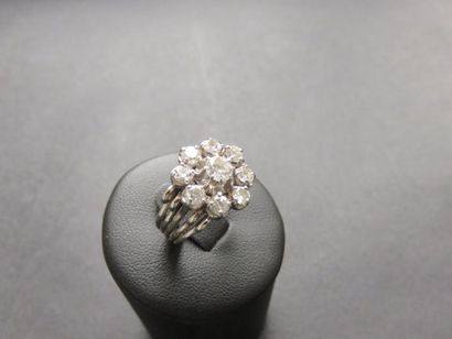 Bague marguerite or gris 750 millièmes ornée...