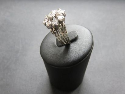 Bague marguerite or gris 750 millièmes ornée...