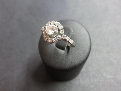 Bague platine ornée au centre d'un diamant...