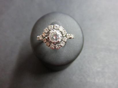 Bague platine ornée au centre d'un diamant...