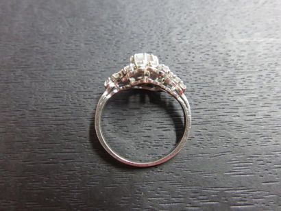 Bague platine ornée au centre d'un diamant...