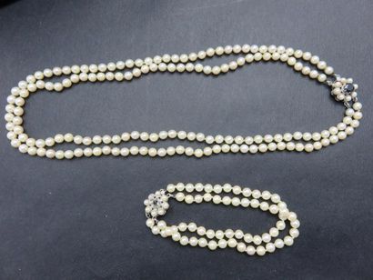 Collier composé d'un double rangs de perles...