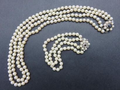 Collier composé d'un double rangs de perles...