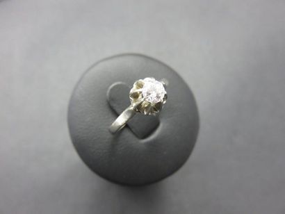 Bague or gris 750 millièmes agrémentée d'un...