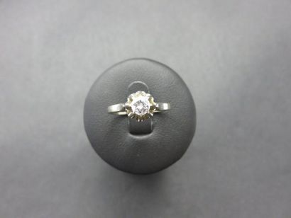 Bague or gris 750 millièmes agrémentée d'un...