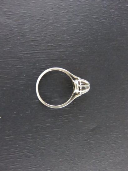Bague or gris 750 millièmes agrémentée d'un...