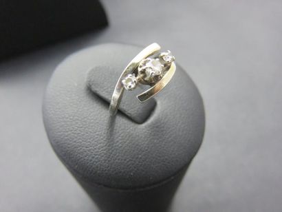 Bague or gris 750 millièmes ornée de trois...