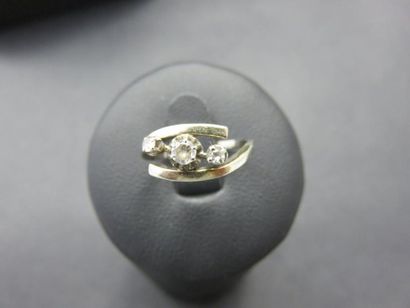 Bague or gris 750 millièmes ornée de trois...