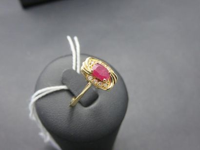 Bague or jaune 750 millièmes ornée au centre...