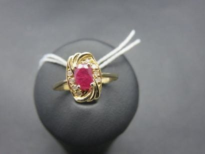 Bague or jaune 750 millièmes ornée au centre...