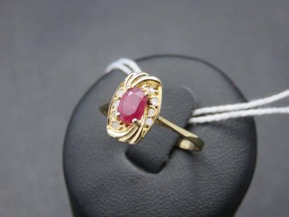Bague or jaune 750 millièmes ornée au centre...