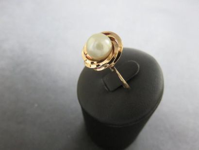 Bague or jaune 750 millièmes ornée au centre...
