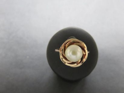 Bague or jaune 750 millièmes ornée au centre...