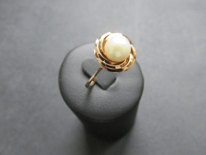 Bague or jaune 750 millièmes ornée au centre...