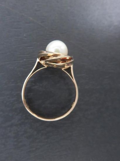 Bague or jaune 750 millièmes ornée au centre...