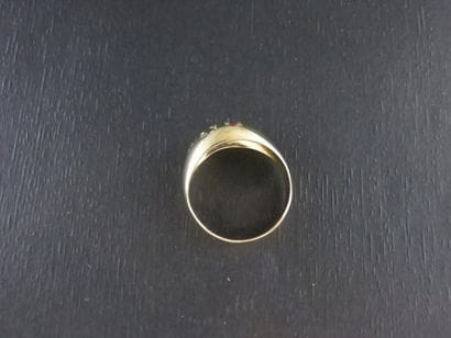 Bague jonc or jaune 750 millièmes ornée d'un...