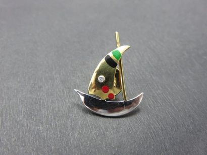 Pin's représentant un voilier, or jaune et...