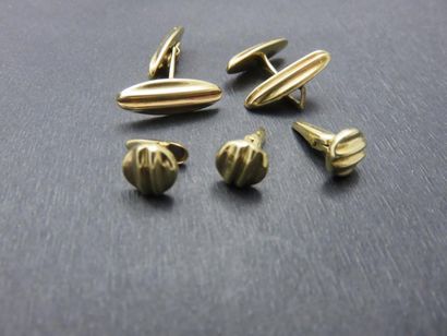 Paire de boutons de manchettes et trois boutons...