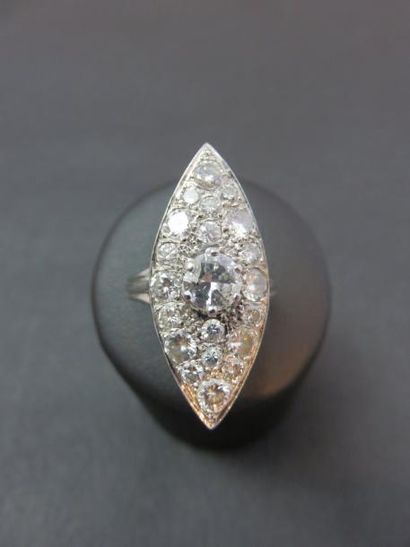 Bague marquise, or gris 750 millièmes et...