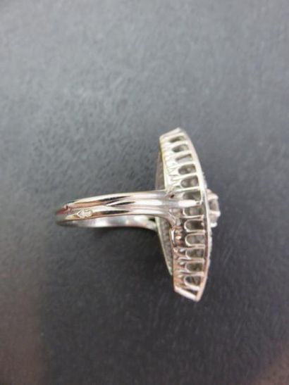 Bague marquise, or gris 750 millièmes et...