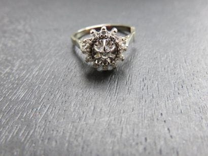 Bague marguerite or gris 750 millièmes composée...
