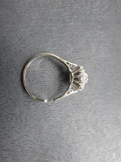 Bague marguerite or gris 750 millièmes composée...