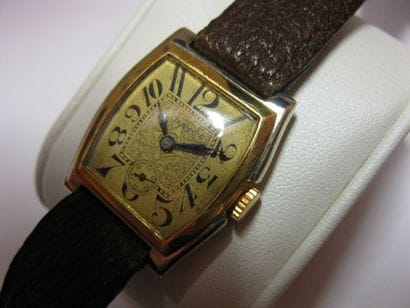 Montre en or 750 millièmes, boîtier de forme...
