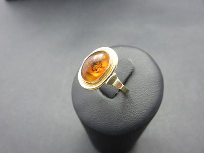 Bague or jaune 750 millièmes retenant au...