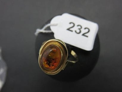 Bague or jaune 750 millièmes retenant au...