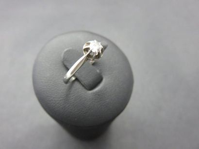 Bague solitaire or gris 750 millièmes retenant...