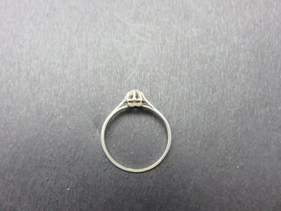 Bague solitaire or gris 750 millièmes retenant...
