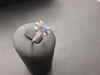 Bague or gris 750 millièmes ornée d'un saphir...