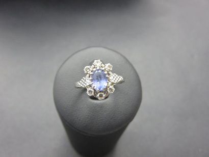 Bague or gris 750 millièmes ornée d'un saphir...