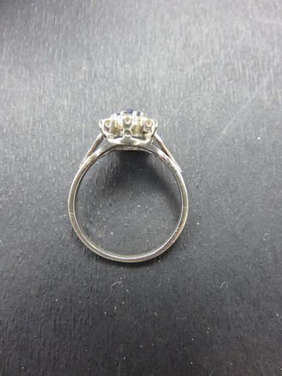 Bague or gris 750 millièmes ornée d'un saphir...