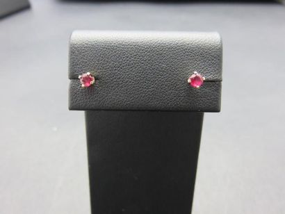 Paire de boucles d'oreilles puce, or jaune...
