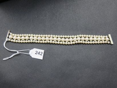 Bracelet composé de trois rangs de perles...