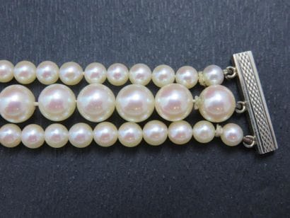 Bracelet composé de trois rangs de perles...