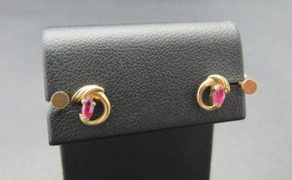 Deux paires de boucles d'oreilles or jaune...