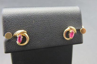 Deux paires de boucles d'oreilles or jaune...