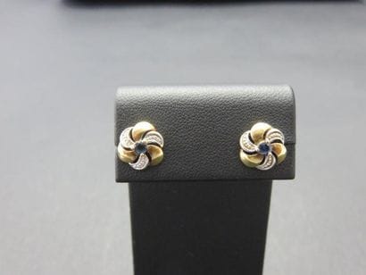 Paire de boucles d'oreilles or jaune et gris...