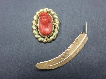 Lot de deux broches or jaune 750 millièmes,...
