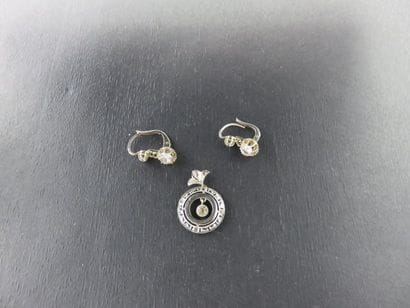 Lot or gris 750 millièmes comprenant un pendentif...
