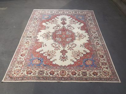 Tapis d'Iran TEBRIZ en laine points noués...