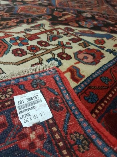Tapis d'Iran NAHAVAND en laine points noués...