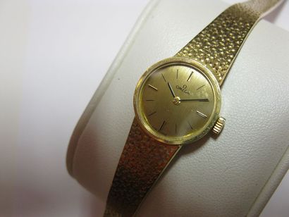 OMEGA
Montre bracelet de dame en or jaune...