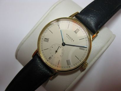 NOMOS
Montre bracelet d’homme en or jaune...
