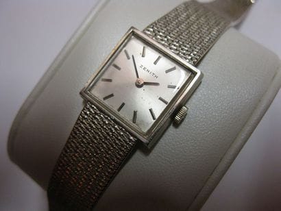 ZENITH
Montre tour de bras de dame en or...